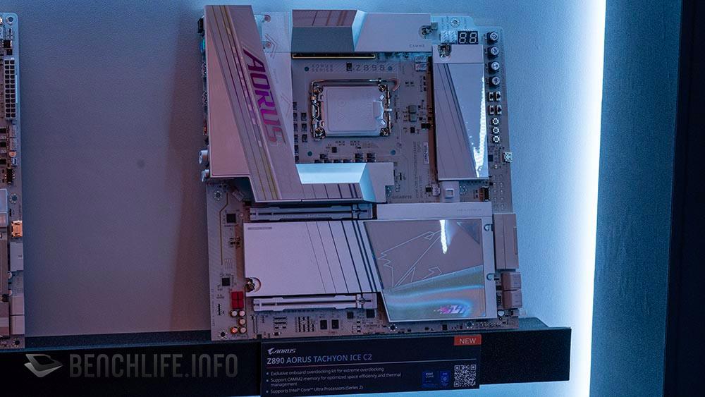 技嘉 Z890 AORUS TACHYON C2 主板：全新顶置内存安装设计，彰显高端性能